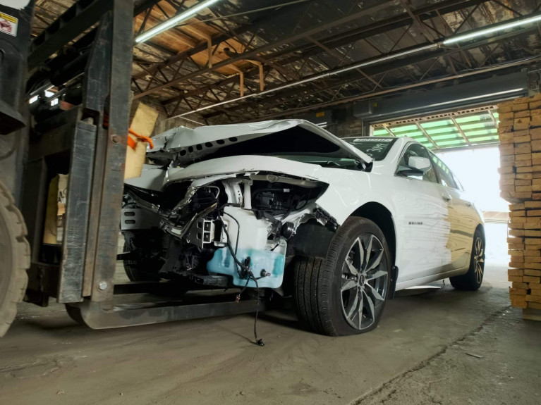 forklift-transporting-a-car-at-a-salvage-car-parts-and-vehicles